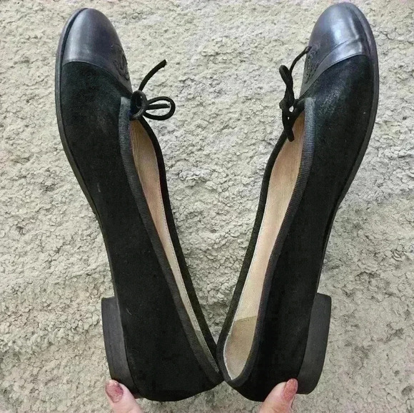 Chanel Black Velvet and Calf Skin Leather Toe Cap CC Bow Ballet Flats Size 40.5 - Picture 8 of 16